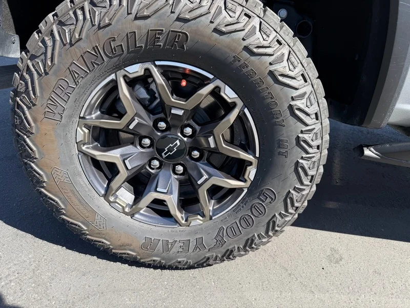 Used 2025 Sterling Gray Metallic Chevrolet ZR2 image 27