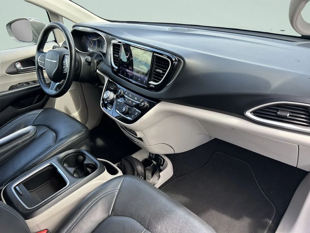 Used 2021 White Chrysler Touring L image 17
