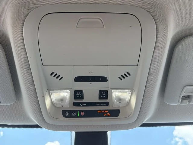 Used 2022 White GMC Denali image 36