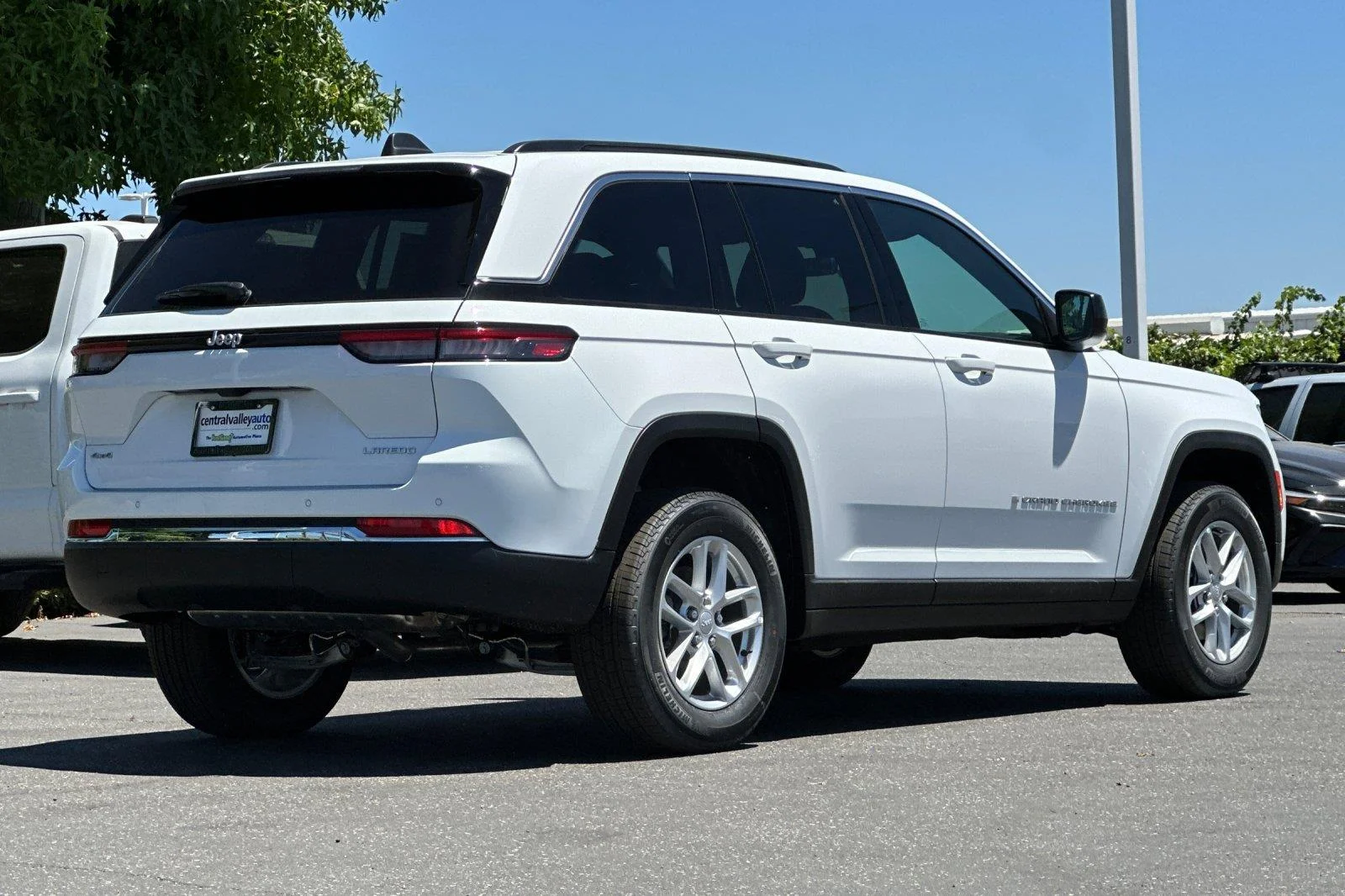 New 2026 Bright White Clear-Coat Exterior Paint Jeep Laredo image 3