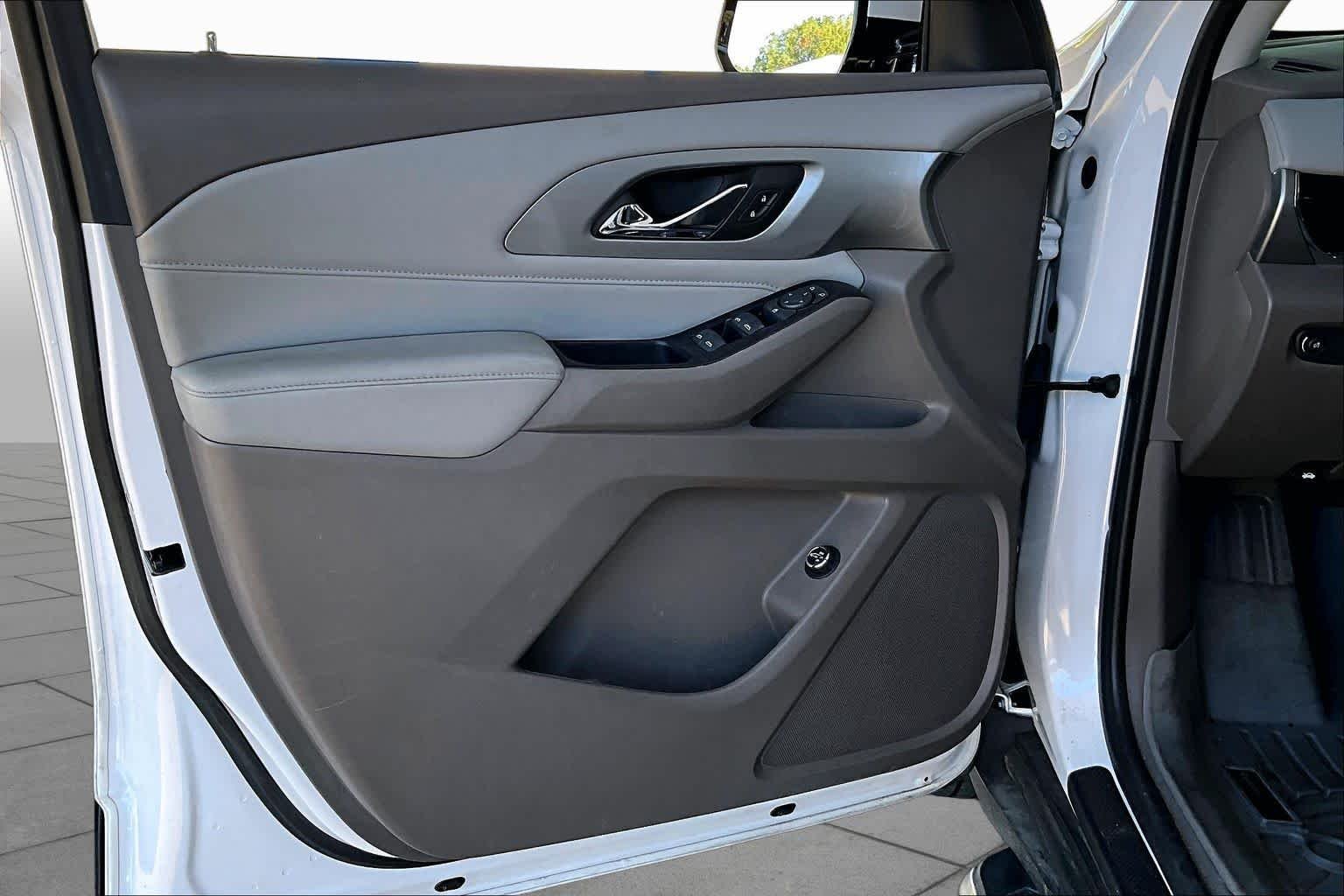 Used 2018 Iridescent Pearl Tricoat Chevrolet LT Cloth image 22