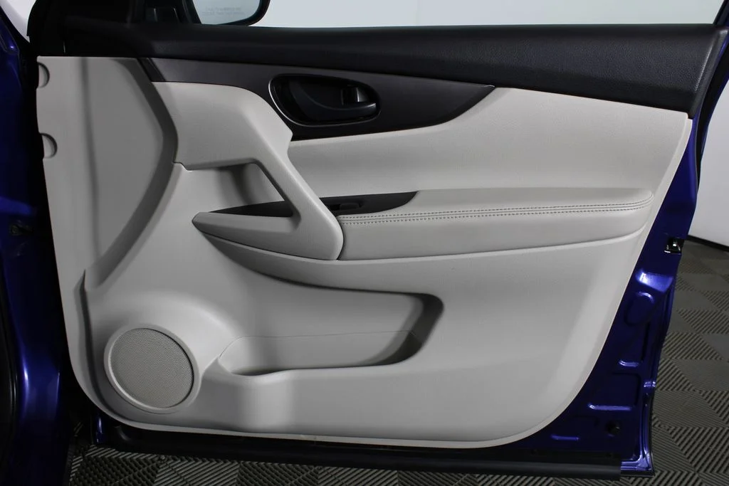Used 2017 Blue Nissan S image 9
