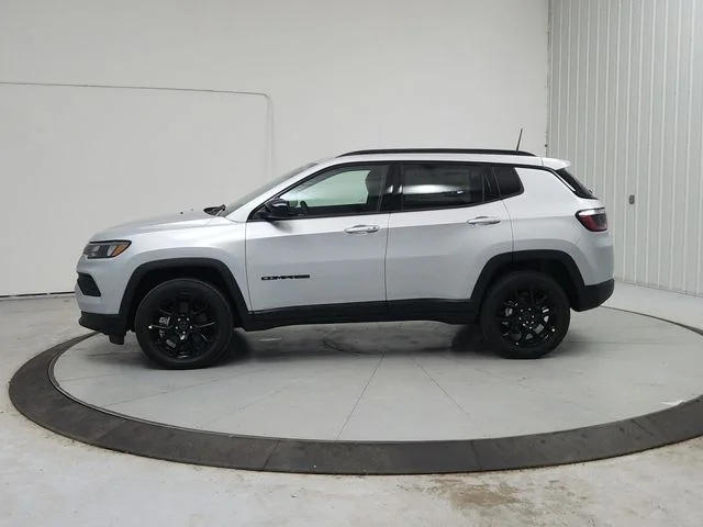 New 2026 Silver Zynith Metallic Clearcoat Jeep Latitude image 5