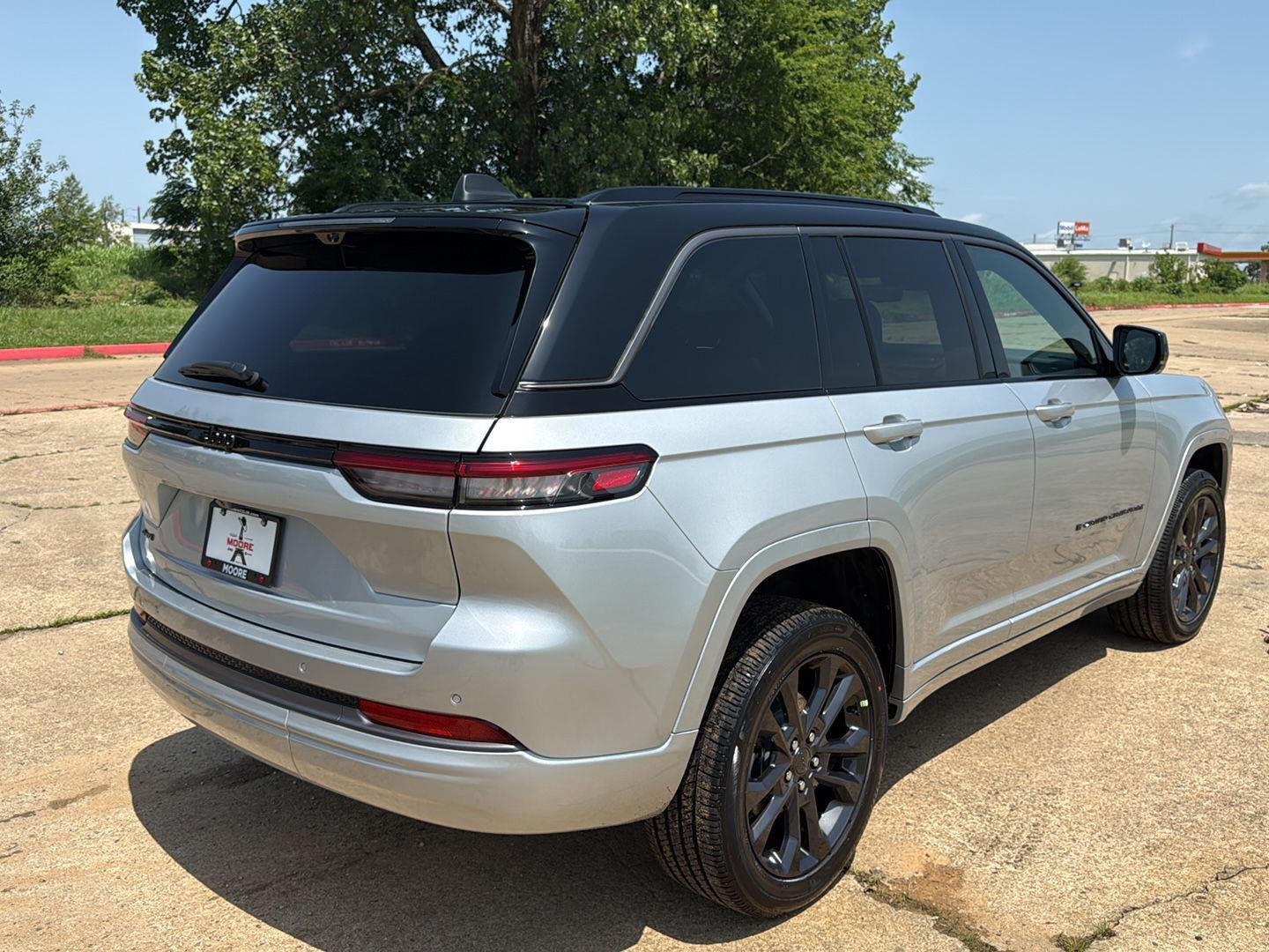New 2026 Silver Zynith Exterior Paint Jeep Limited Reserve image 7