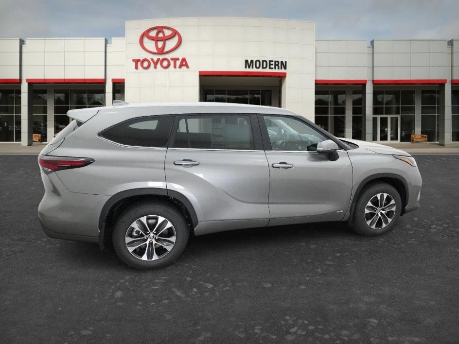 New 2026 Heavy Metallic Toyota Hybrid XLE image 3