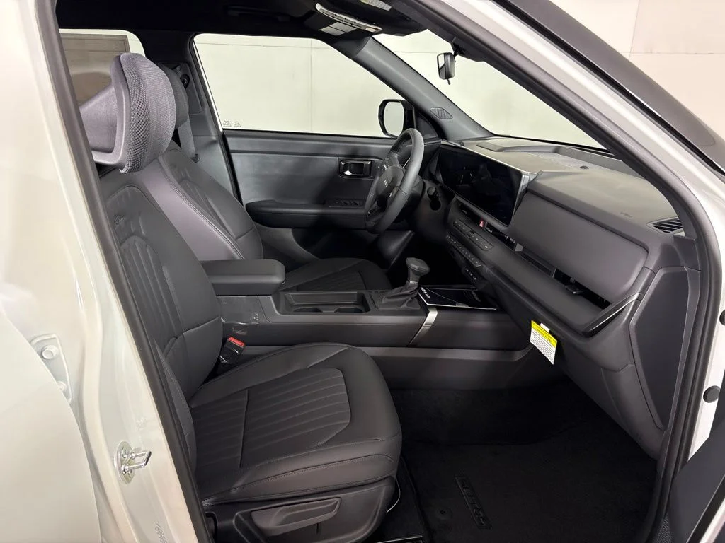 New 2027 Snow White Pearl / Black Roof Kia X-Line image 16