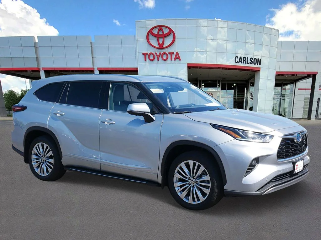 Used 2024 Toyota Highlander Platinum with VIN 5TDEBRCH2RS139546 for sale in Minneapolis, Minnesota