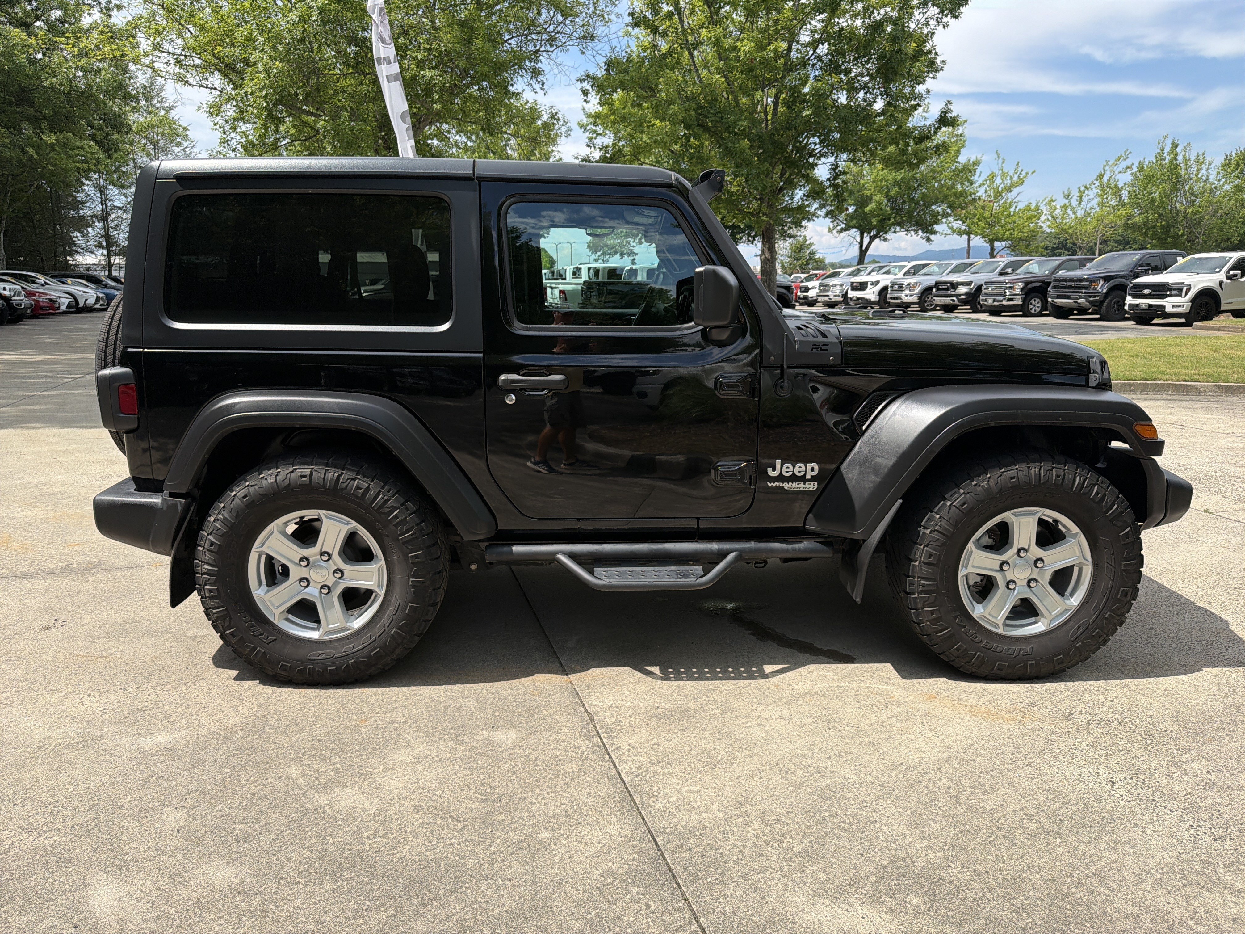 Used 2019 Black Clearcoat Jeep Sport S image 8