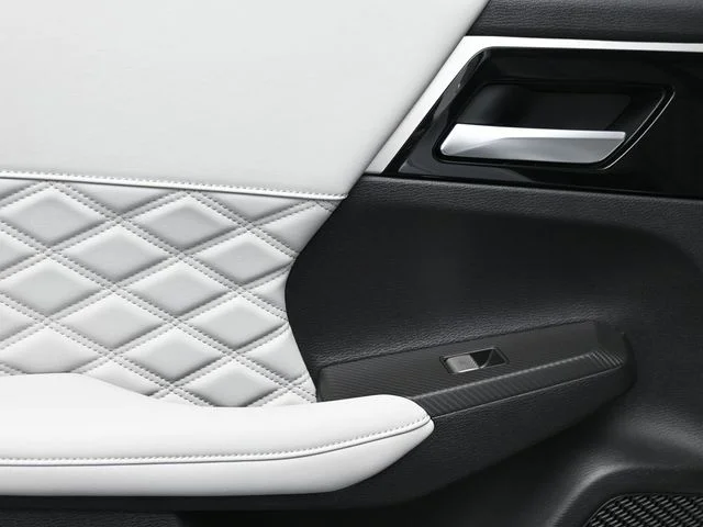 New 2025 White Mitsubishi SEL S-AWC image 17