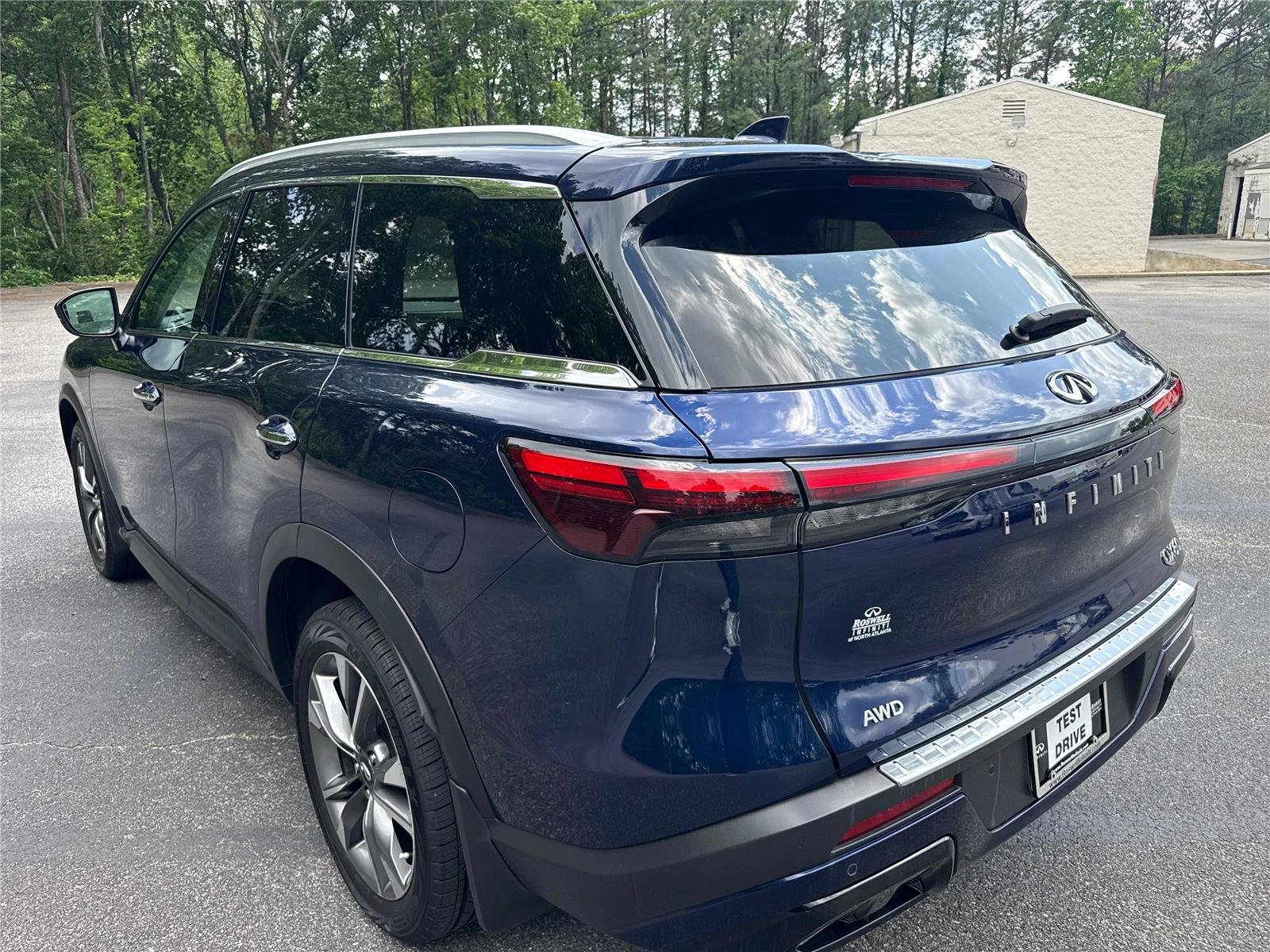 Used 2023 Grand Blue INFINITI LUXE image 8