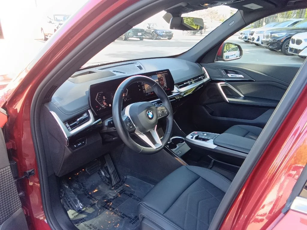 Used 2026 Vegas Red Metallic BMW xDrive28i image 12