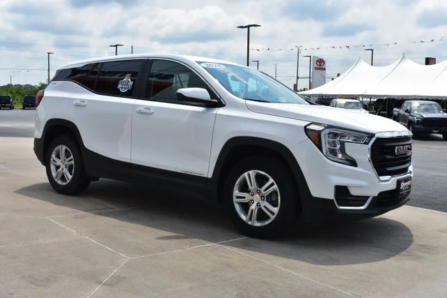 Used 2024 White GMC SLE image 4