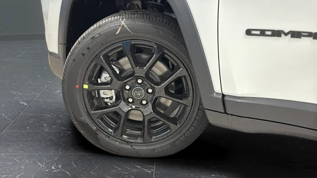New 2026 Bright White Clear-Coat Exterior Paint Jeep Latitude image 35