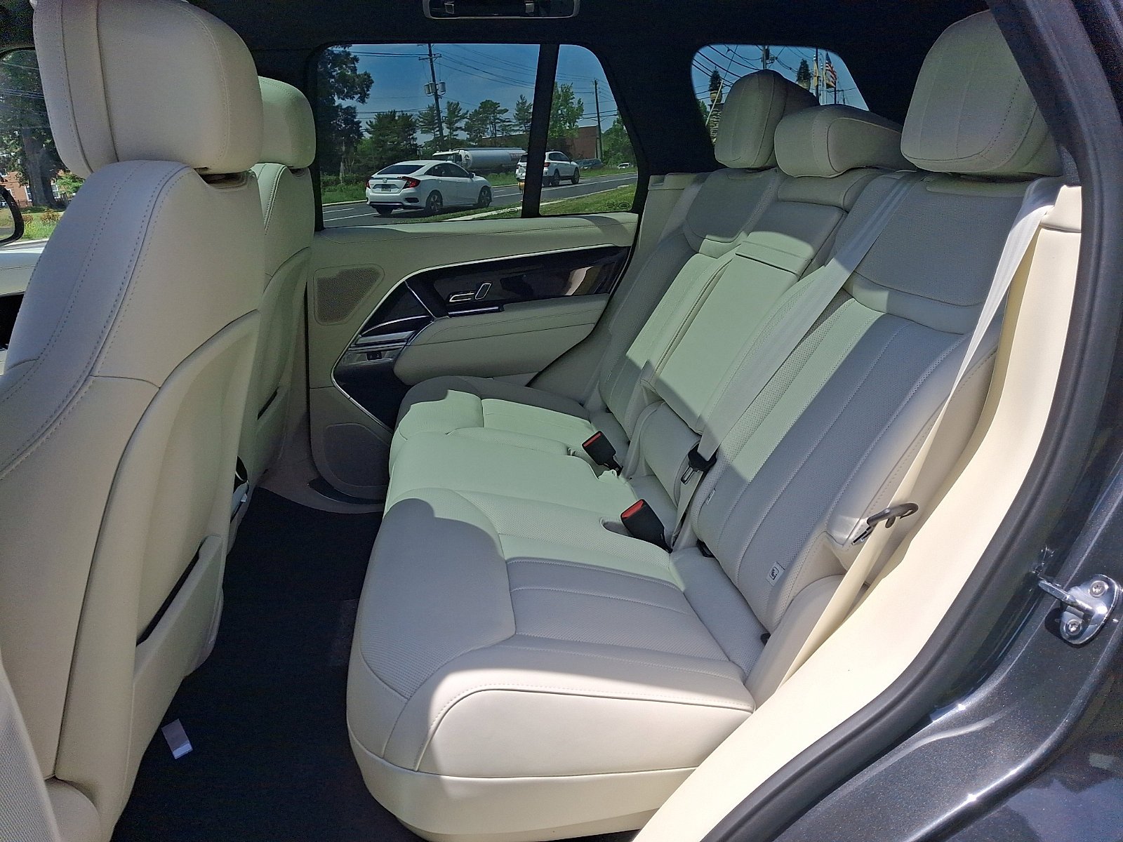 New 2026 Carpathian Grey Land Rover SE image 5