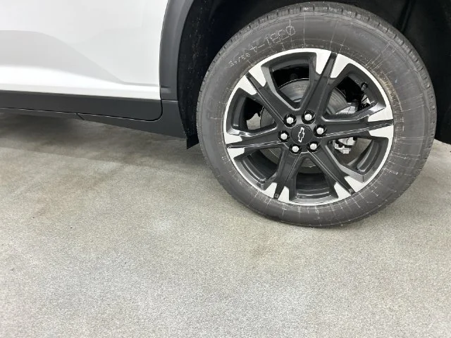 New 2027 Summit White Chevrolet LT image 5