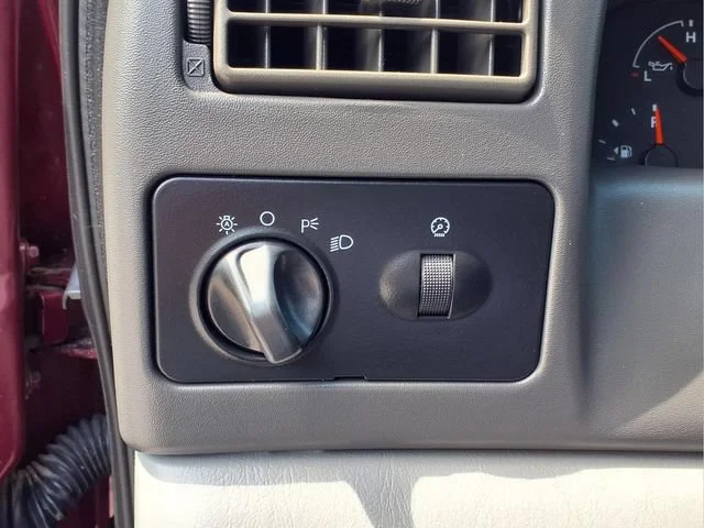 Used 2004  Ford XL image 13