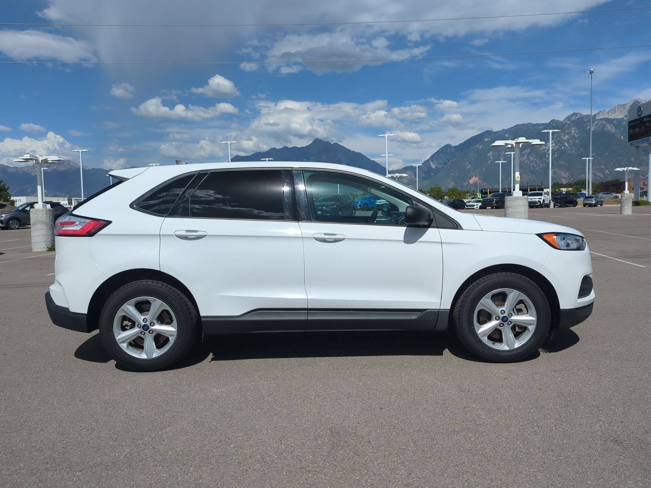 Used 2022 Oxford White Ford SE image 2