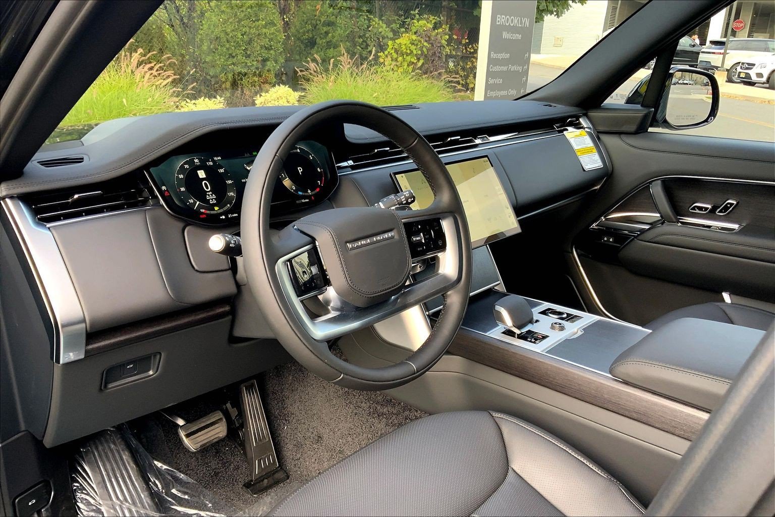 New 2027 Santorini Black Land Rover SE image 8