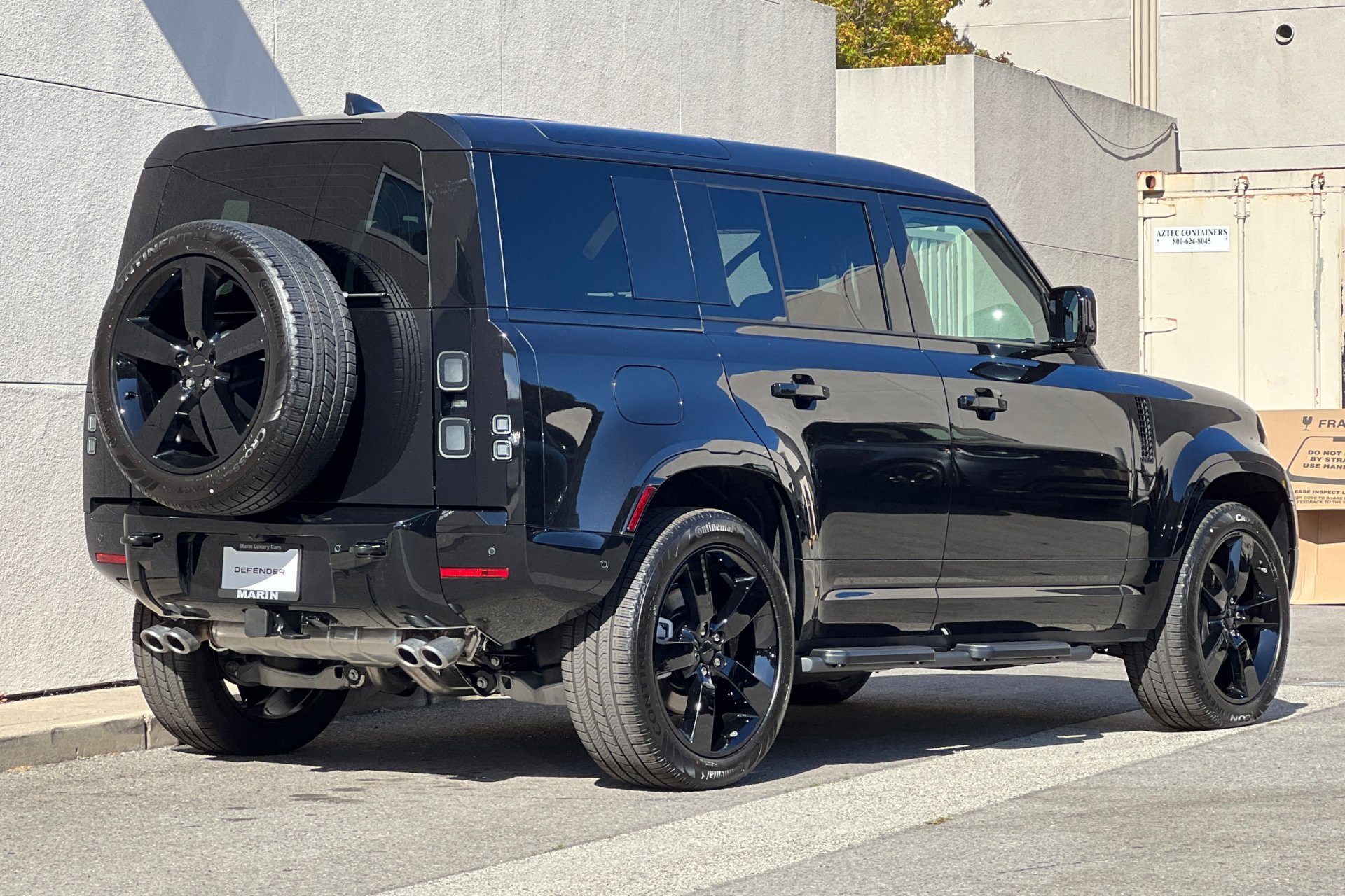 New 2026 Santorini Black Land Rover X-Dynamic SE image 2