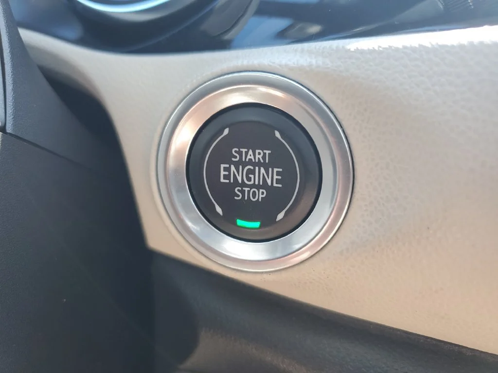 Used 2022 WHITE FROST TRICOAT Buick Essence image 23