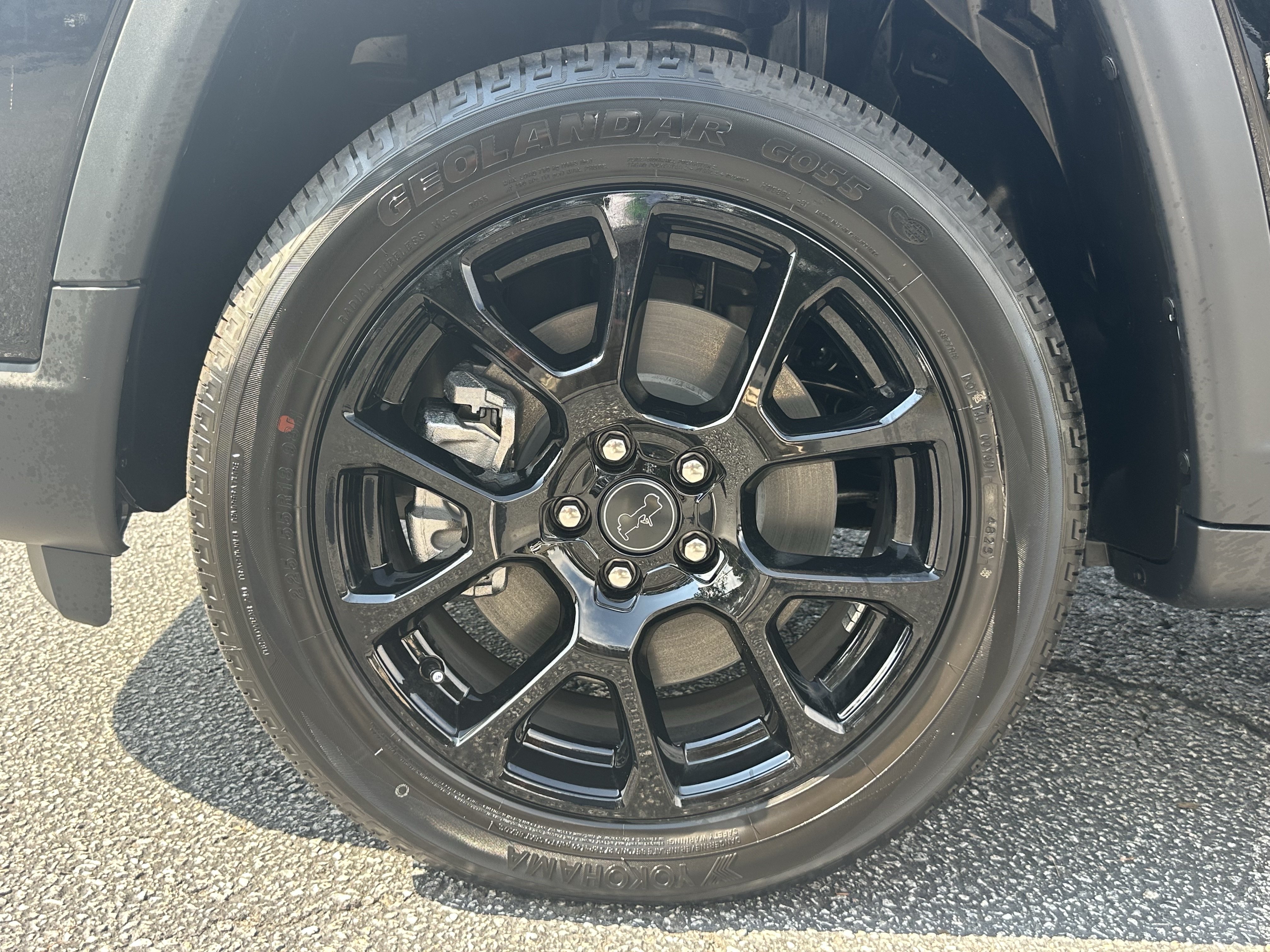 New 2026 Diamond Black Crystal Pearl-Coat Exterior Paint Jeep Latitude Altitude image 11
