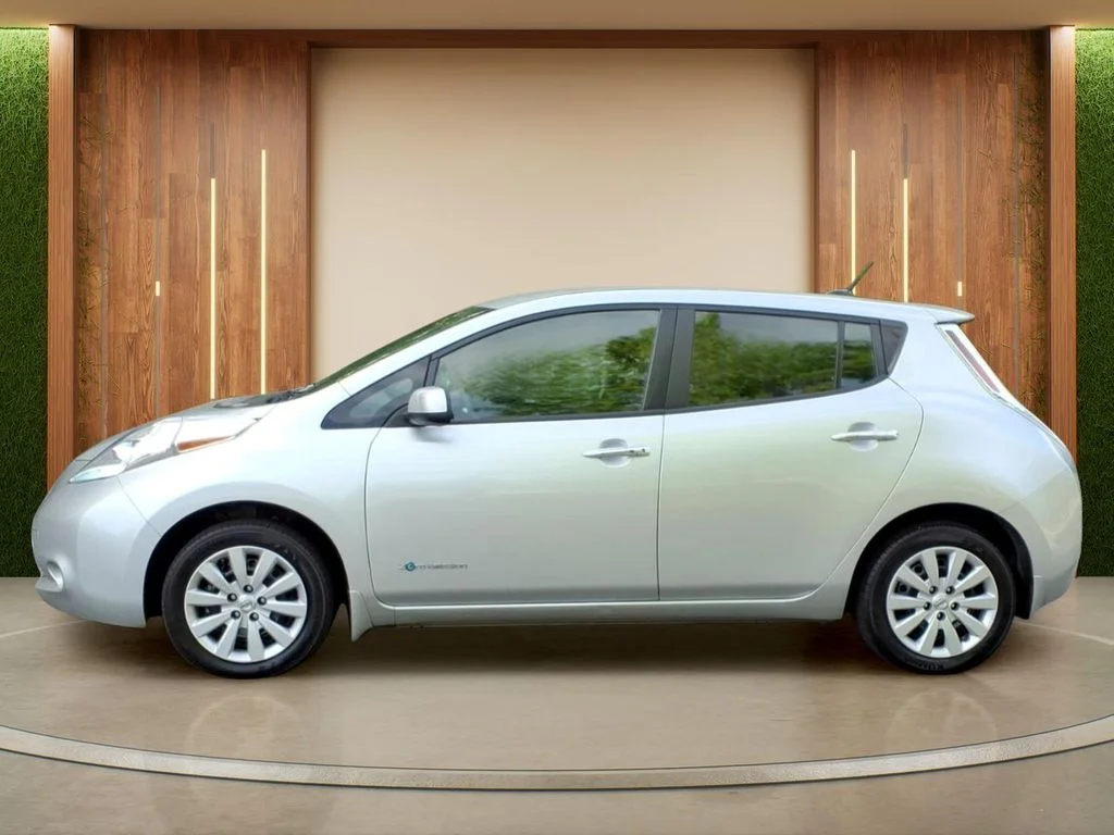 Used 2016 Silver Nissan S image 28