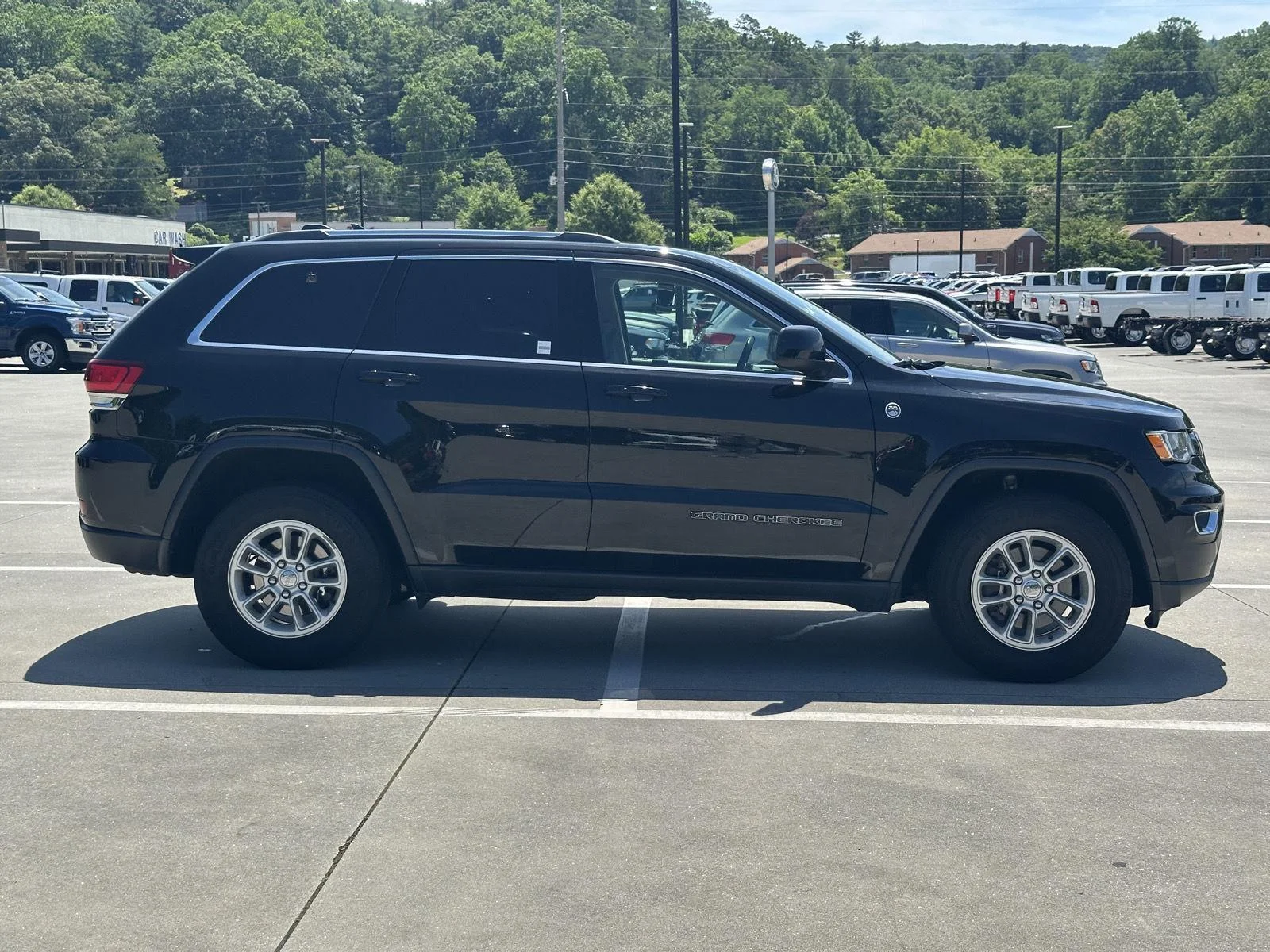 Used 2020 Diamond Black Jeep Laredo E image 8