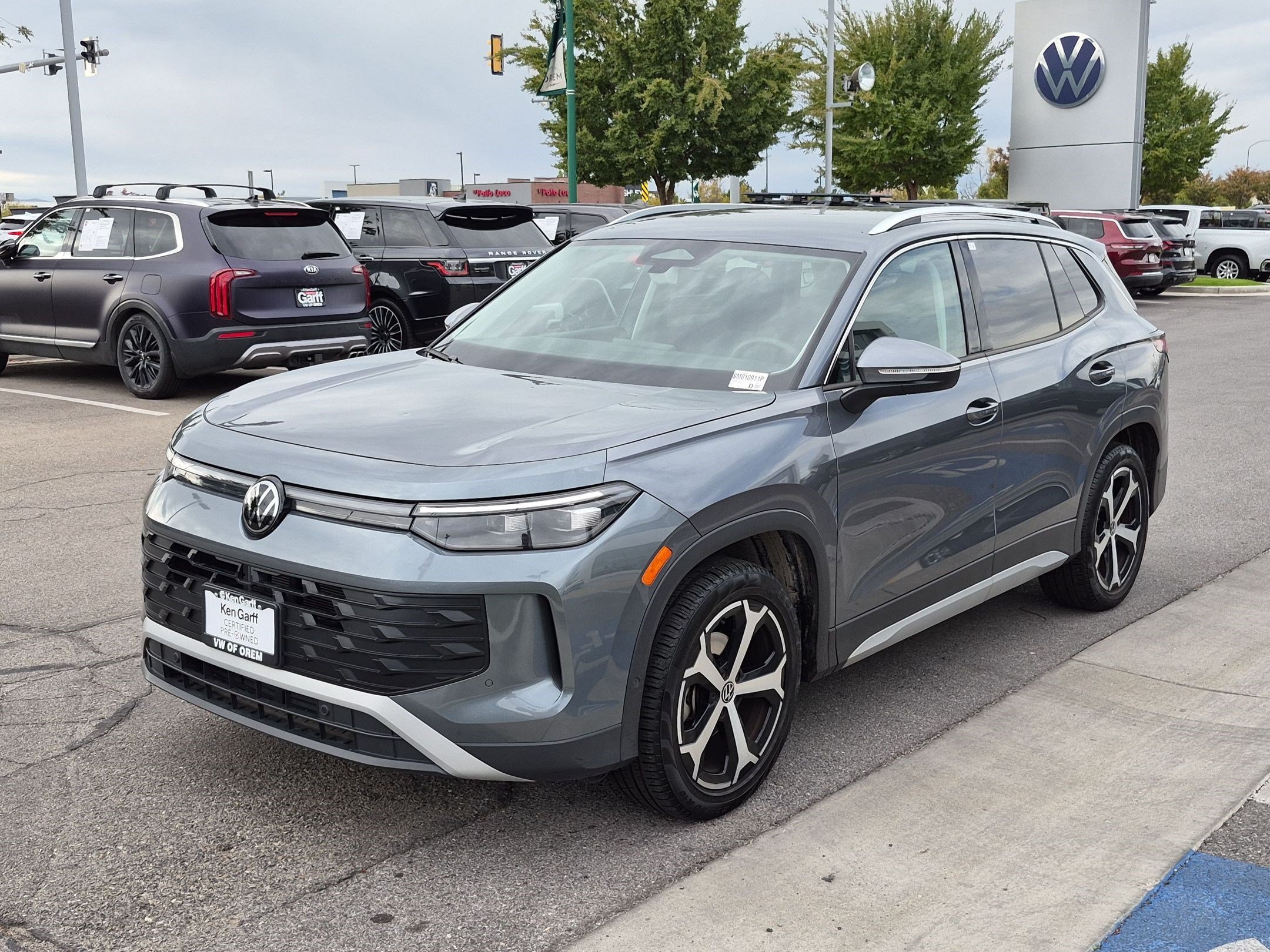 Used 2025 Platinum Gray Metallic Volkswagen SE image 9