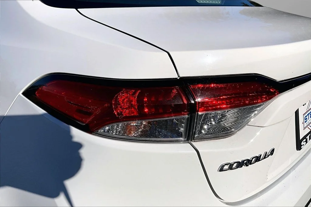 Used 2020 White Toyota LE image 28