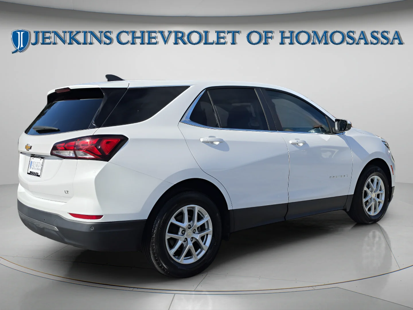 Used 2024 Summit White Chevrolet LT image 4