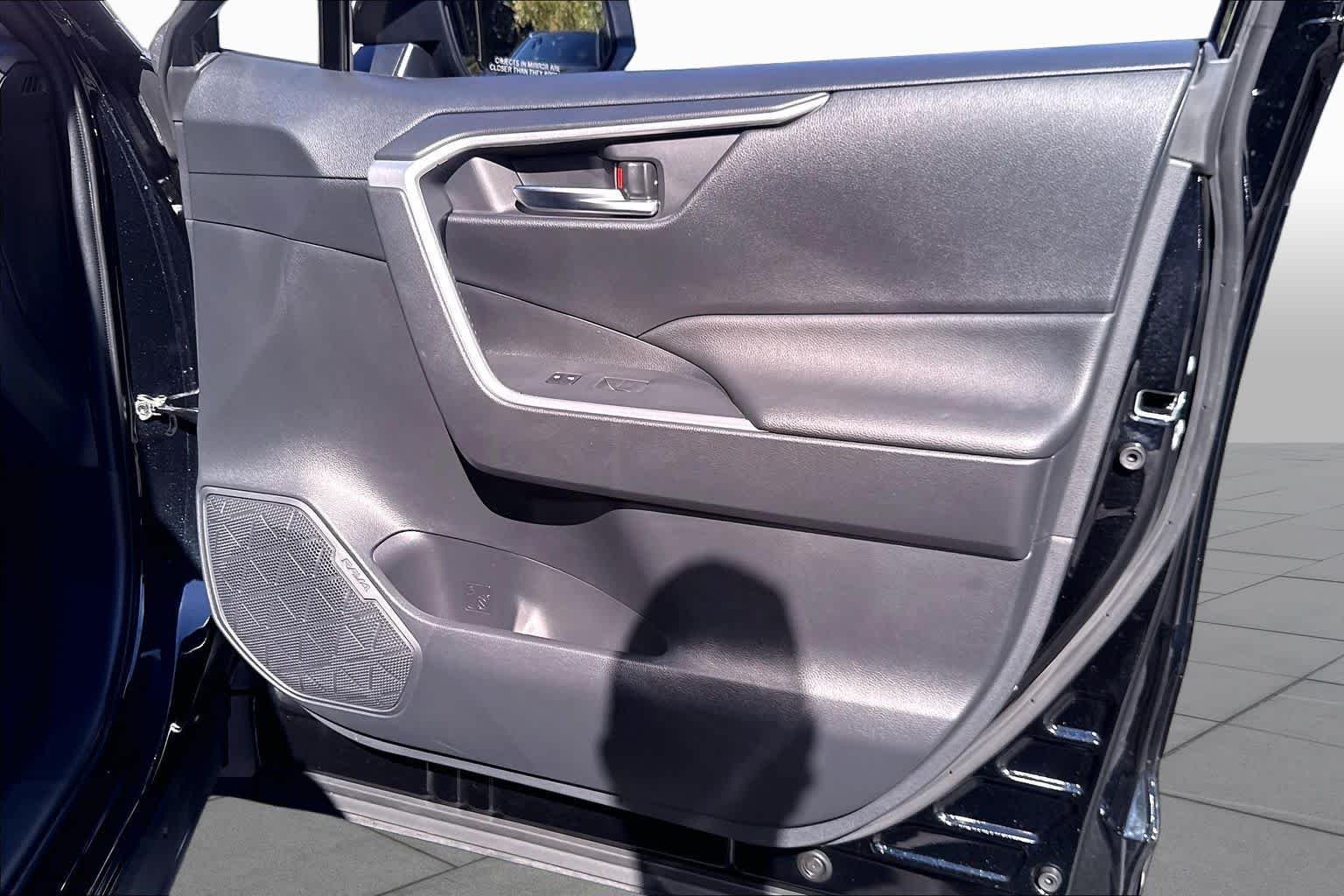 Used 2019 Midnight Black Metallic Toyota XLE Premium image 23