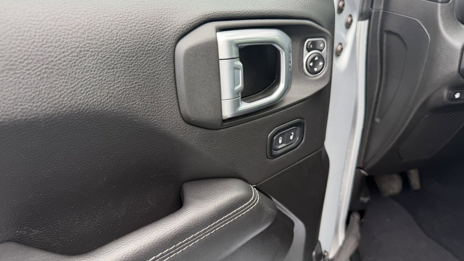 Certified Used 2023 Silver Zynith Clearcoat Jeep Sahara image 10
