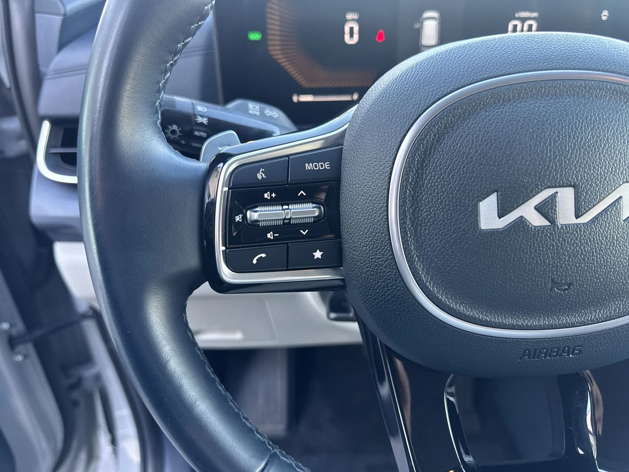 Used 2025 CERAMIC SILVER Kia EX image 17