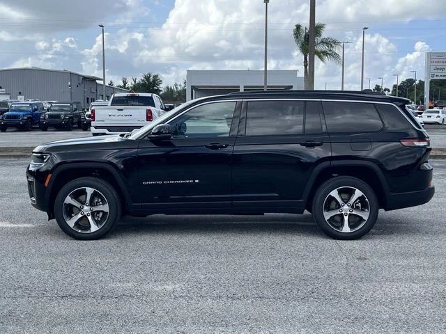 New 2026 Diamond Black Crystal Pearl-Coat Exterior Paint Jeep Limited image 7