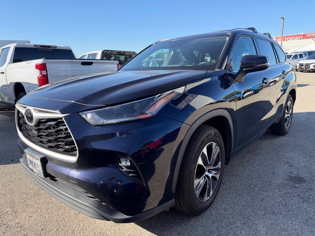 Used 2021  Toyota XLE image 3