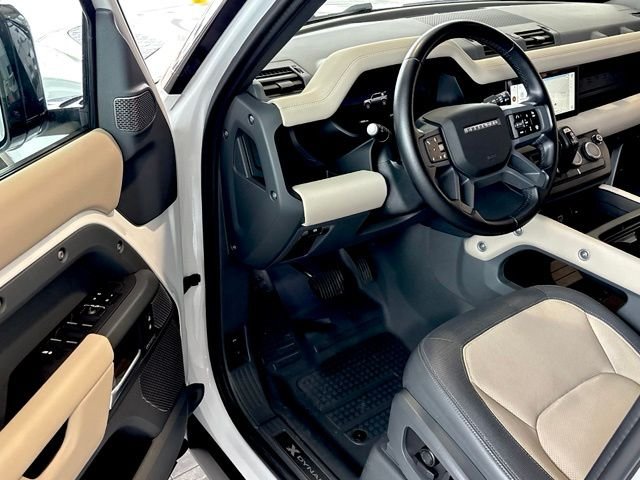Used 2024 White Land Rover X-Dynamic SE image 22