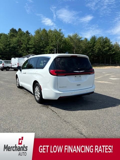 Used 2025 White Chrysler Select image 3