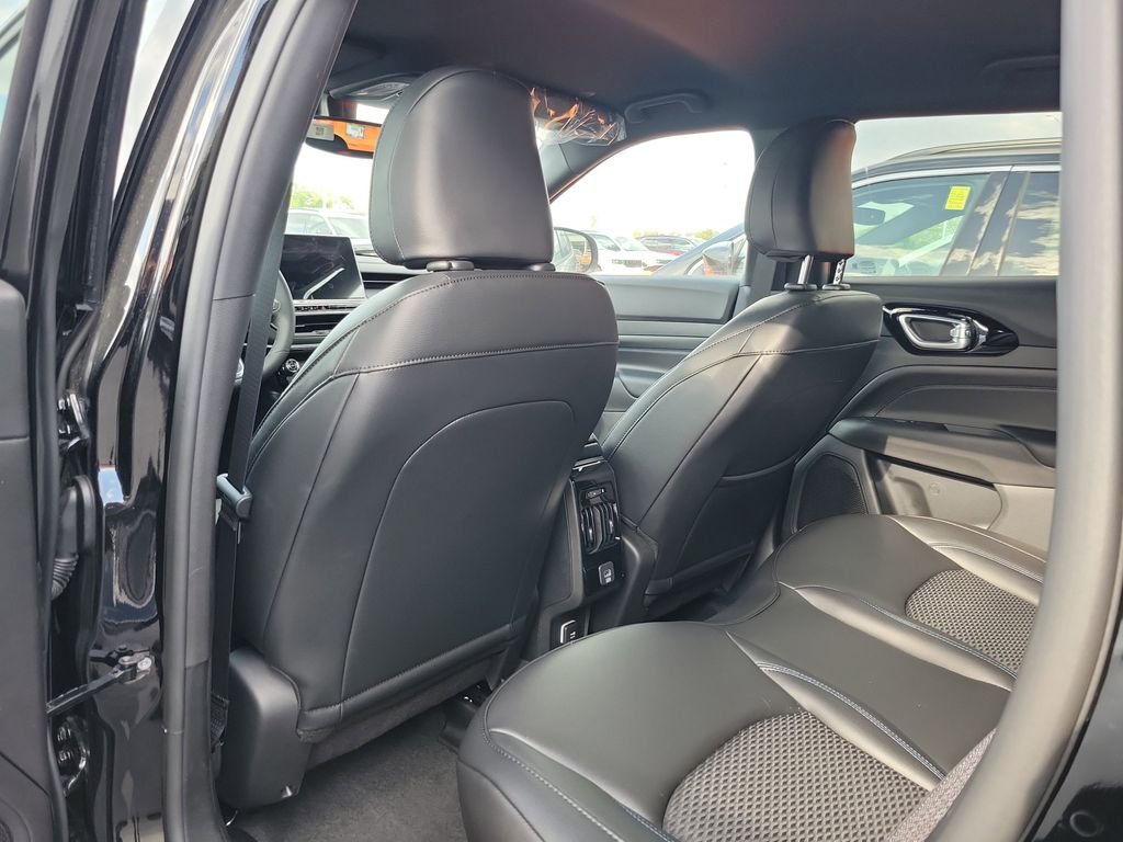 New 2026 Diamond Black Crystal Pearlcoat Jeep Latitude image 9