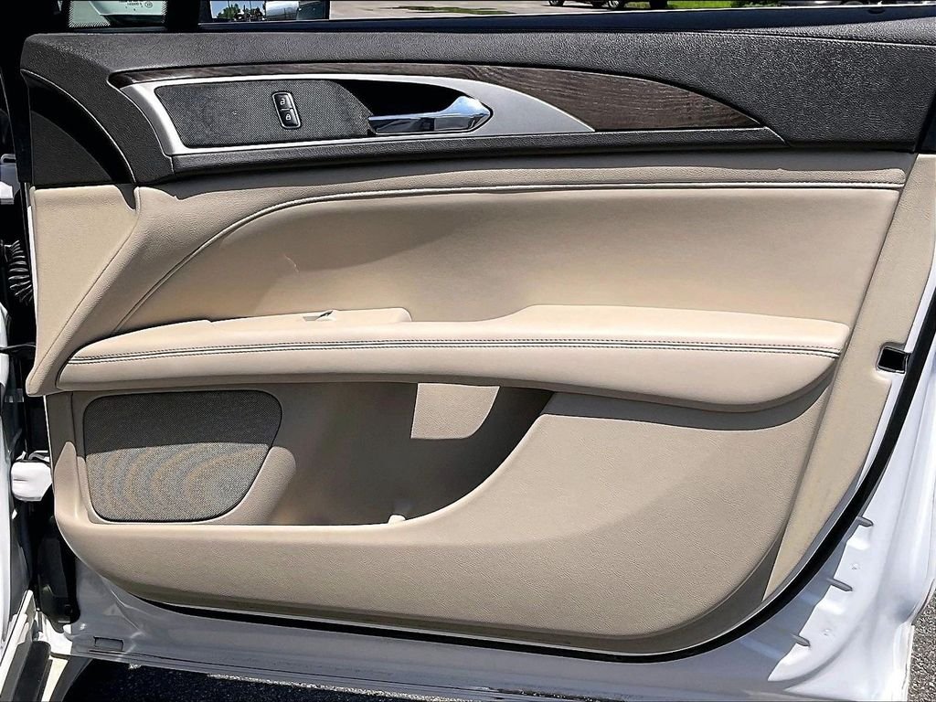 Used 2017 White Lincoln Reserve image 26