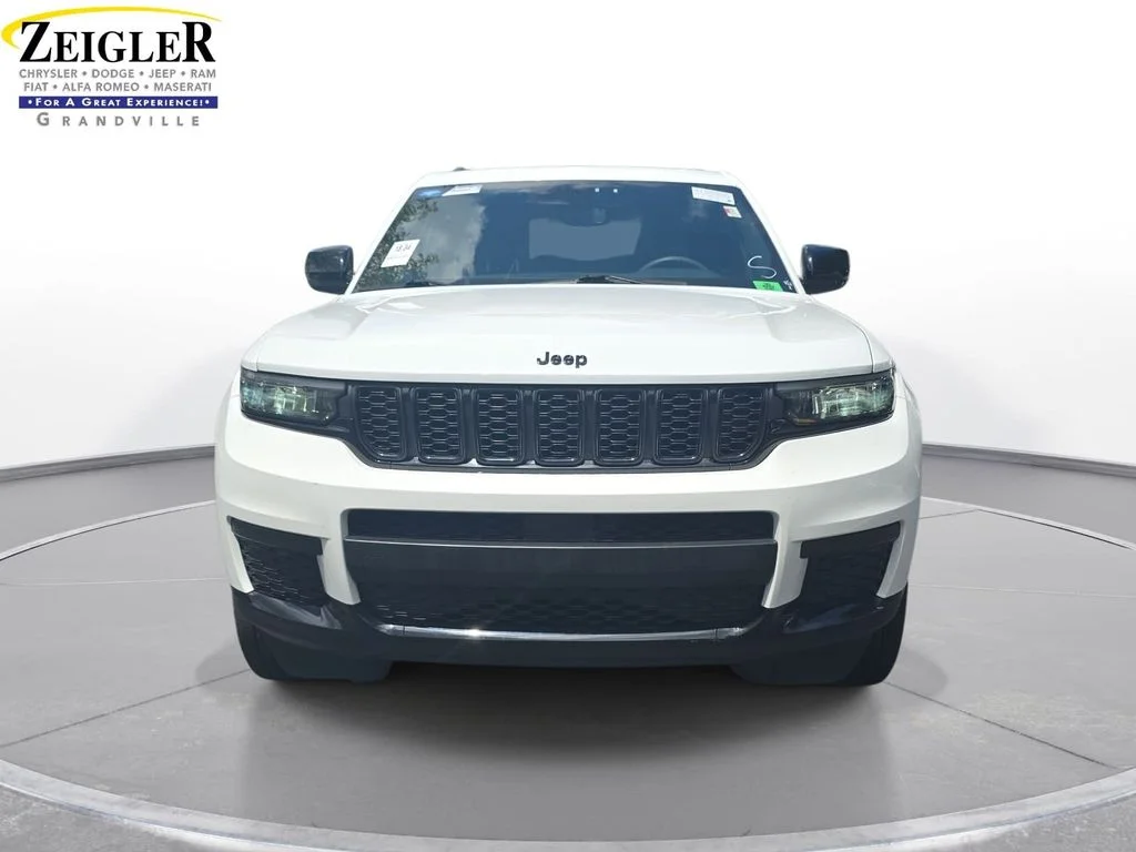 Used 2023 White Jeep Altitude image 2