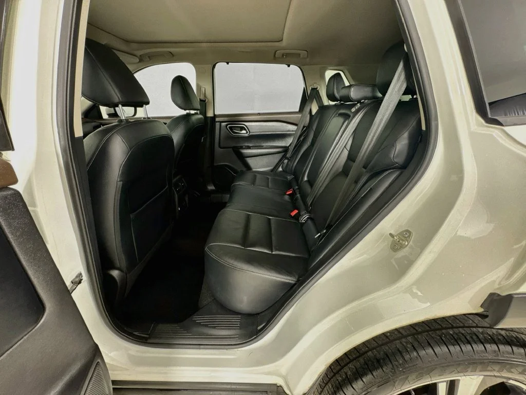 Used 2021 White Nissan SL image 29