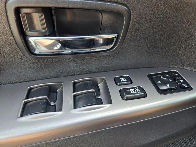 Used 2025 White Mitsubishi  image 35