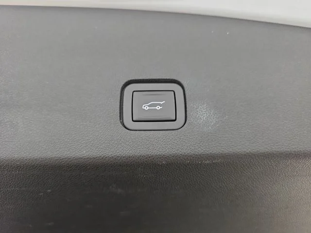 Used 2020 White Cadillac Sport image 33