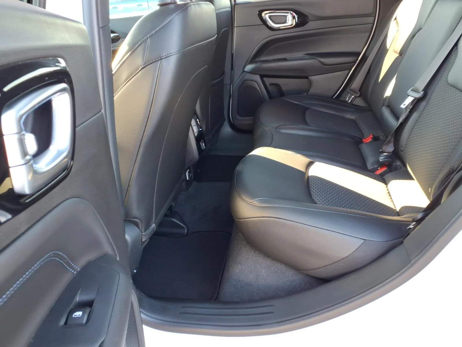 New 2026 Bright White Clear Coat Jeep Latitude Altitude image 5