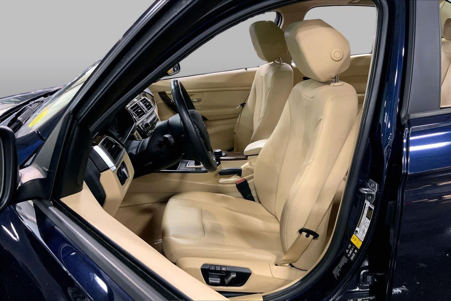 Used 2016 Imperial Blue Metallic BMW 320i xDrive image 8