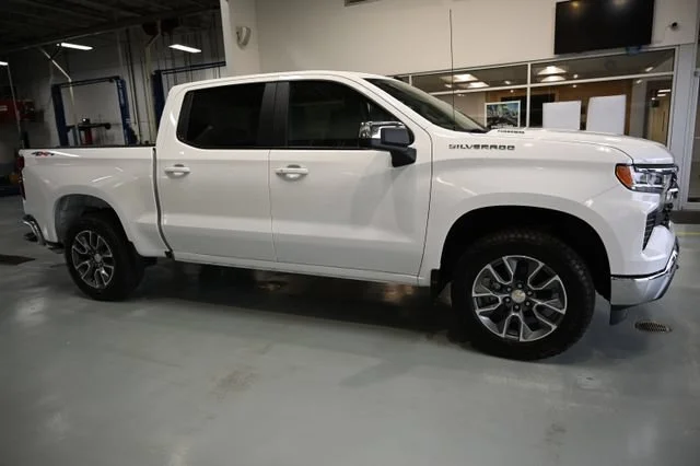 New 2026 Summit White Chevrolet LT (2FL) image 4