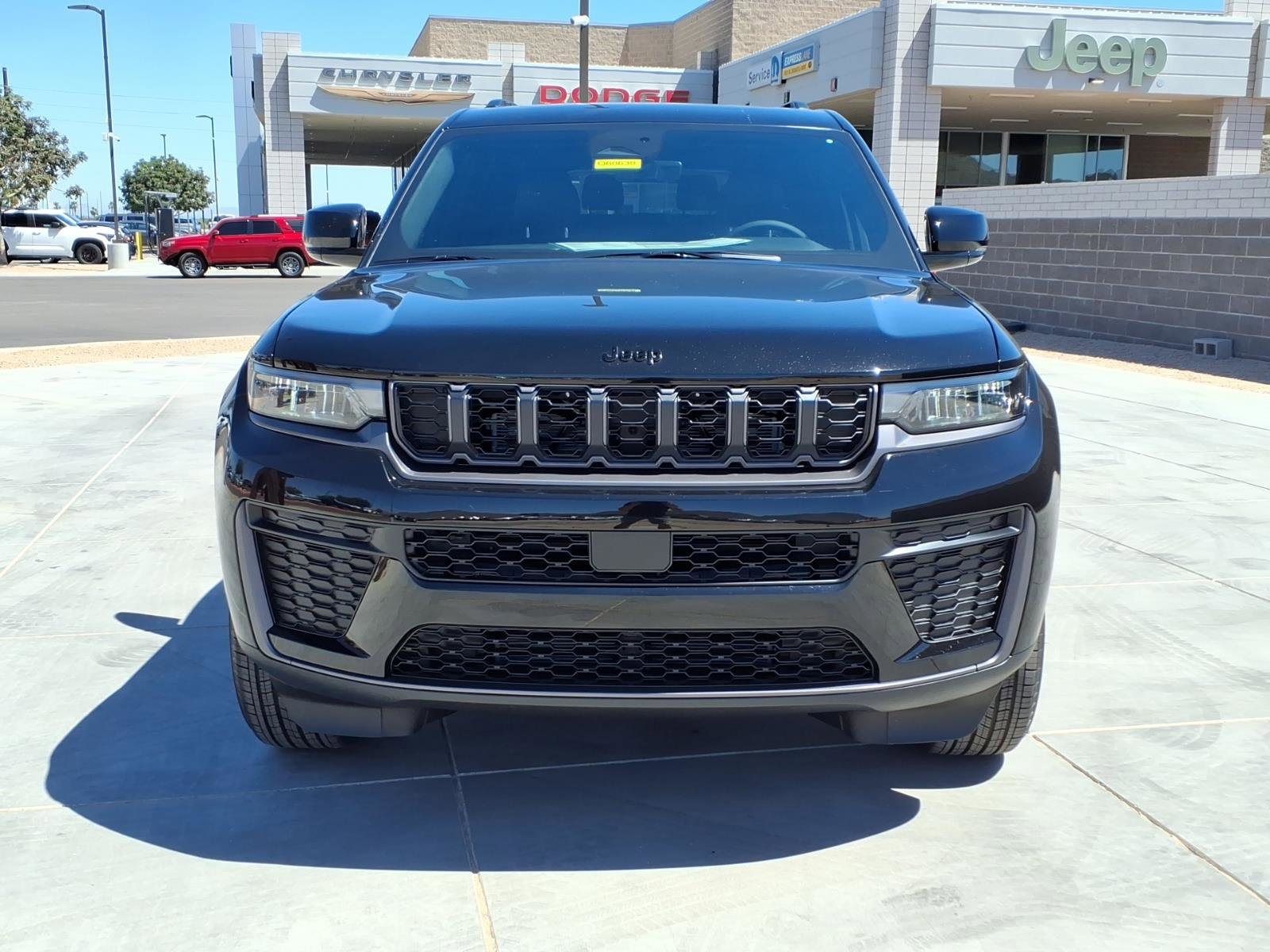 New 2026 Diamond Black Crystal Pearl-Coat Exterior Paint Jeep Laredo Altitude image 2