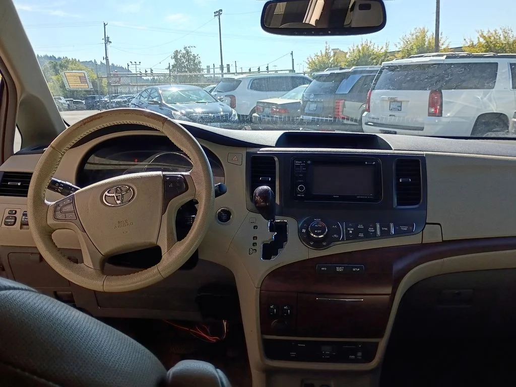 Used 2014 Predawn Gray Mica Toyota XLE image 18