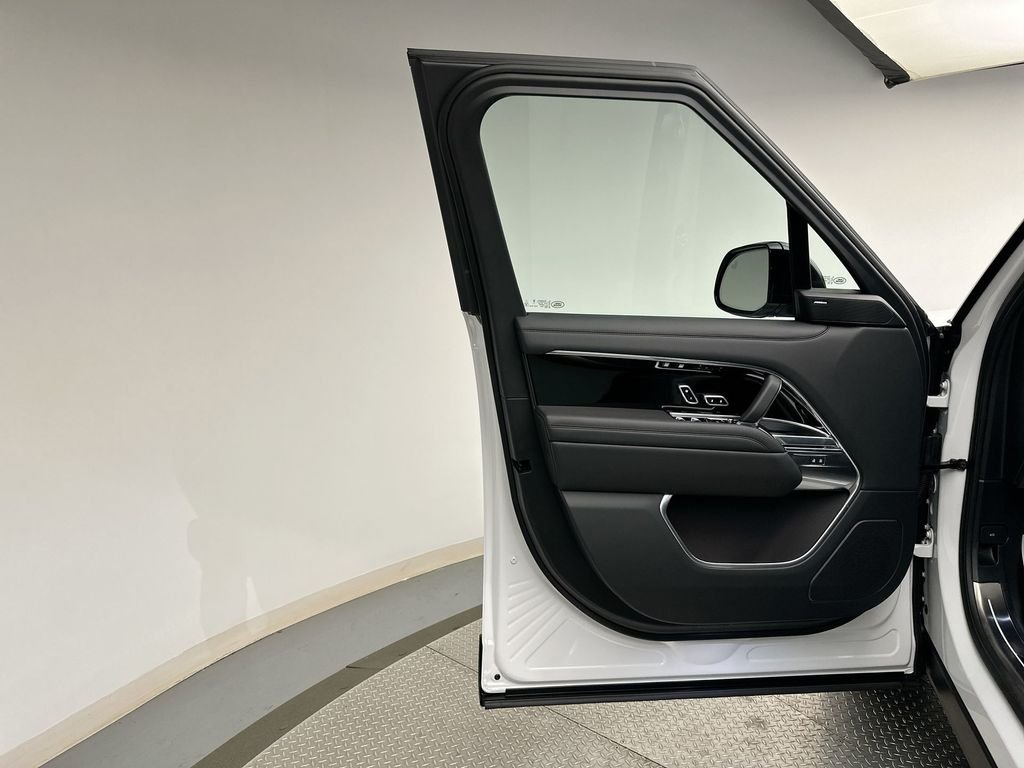 Used 2025  Land Rover SE image 8