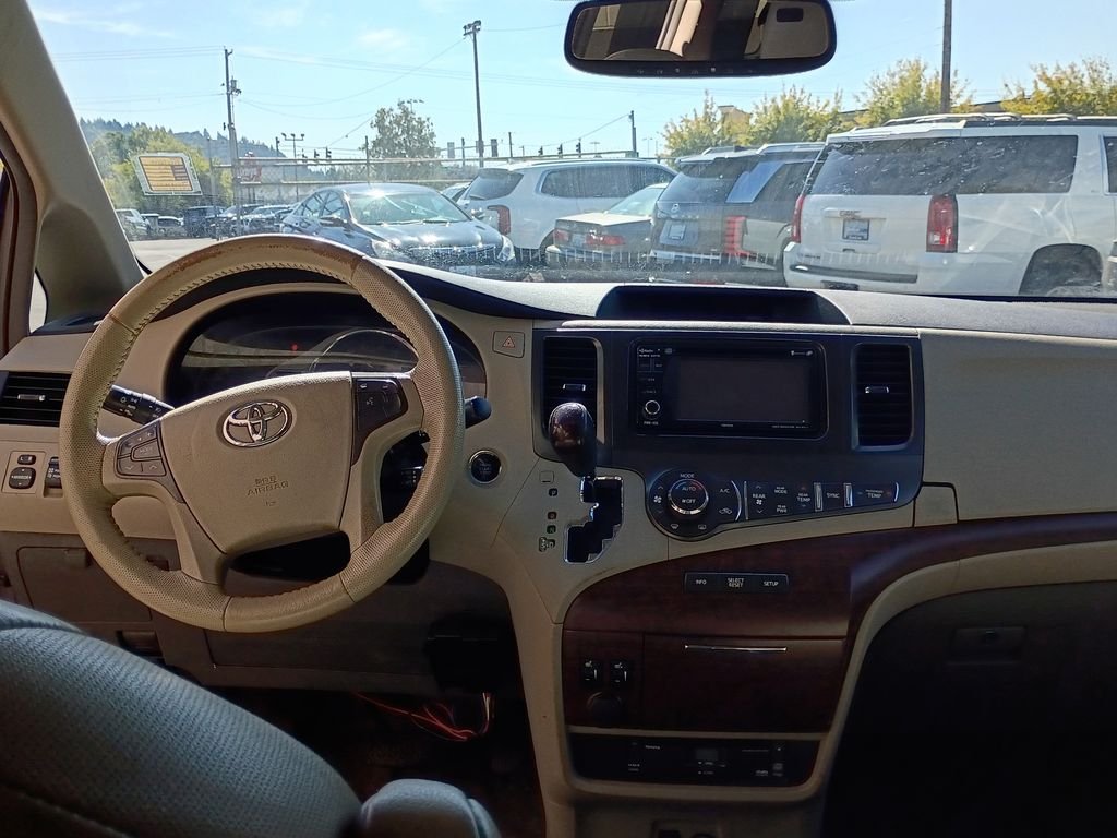 Used 2014 Predawn Gray Mica Toyota XLE image 17